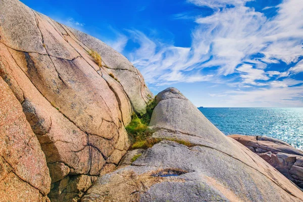 Красочный скалистый берег Норвегии — стоковое фото