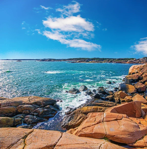Красочный скалистый берег Норвегии — стоковое фото