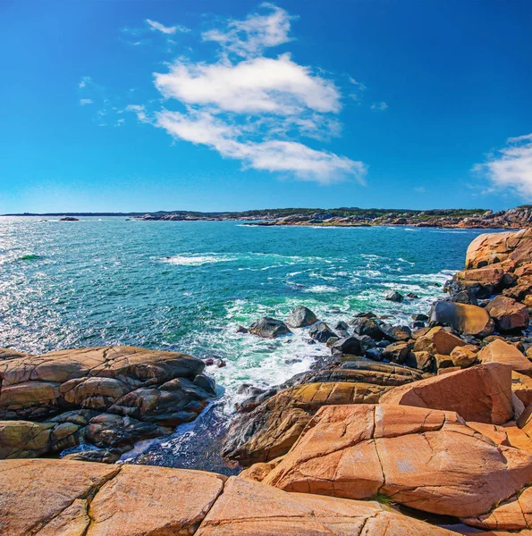 Rivage rocheux coloré en Norvège — Photo