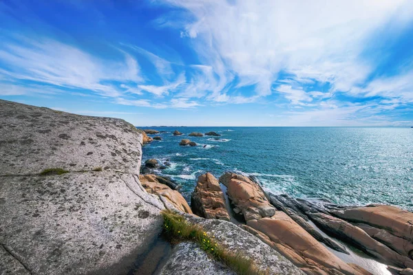 Rivage rocheux coloré en Norvège — Photo