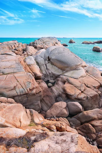 Färgglada steniga stranden i Norge — Stockfoto