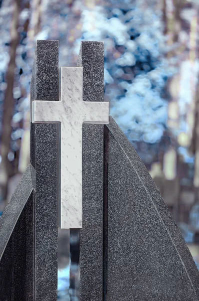 Cruz de mármore branco no cemitério — Fotografia de Stock