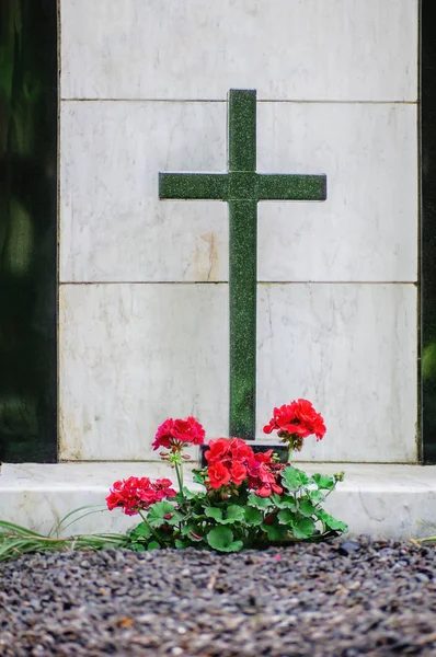 Green  marble cross in cemetery — Stock Photo, Image