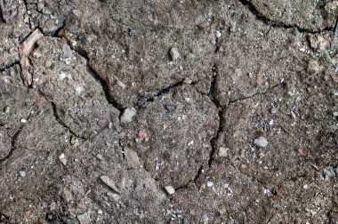 Küçük taşlarla kuru toprak kırık