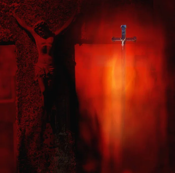 Pequena Grande Escultura Metal Cristo Crucificado Cruz Fundo Vermelho Escuro — Fotografia de Stock