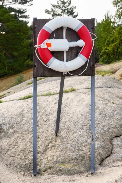 Rettungsring Einer Felsigen Norwegischen Küste Auf Einem Stativ Montiert — Stockfoto