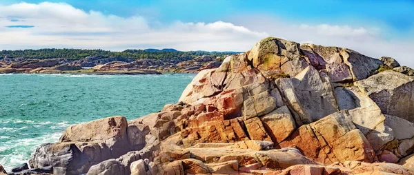 Zeegezicht met en kleurrijke rotsen — Stockfoto