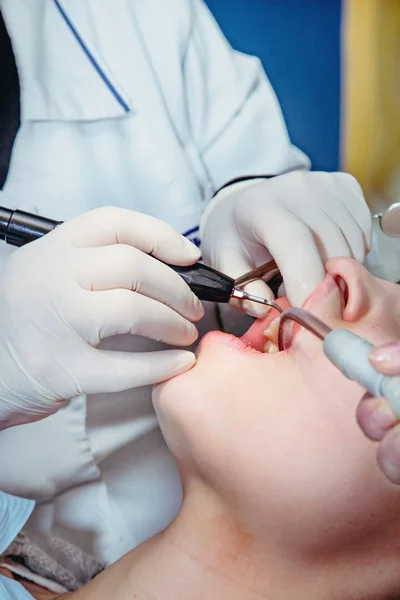 Tandläkare att göra patientens tänder hygien — Stockfoto