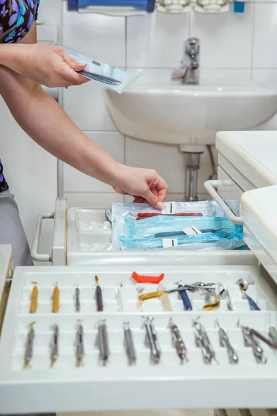 Τα χέρια του ο οδοντίατρος με εργαλεία και συρτάρια — Φωτογραφία Αρχείου
