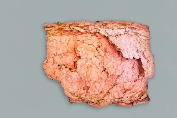 Кусок старого сломанного красного кирпича — стоковое фото