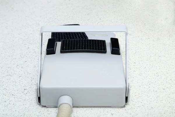 Controlador de pé de cadeira dental em um soalho — Fotografia de Stock