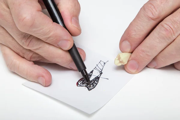 Tandläkare händer ritning tänder på ett vitt papper med svart märkpenna — Stockfoto