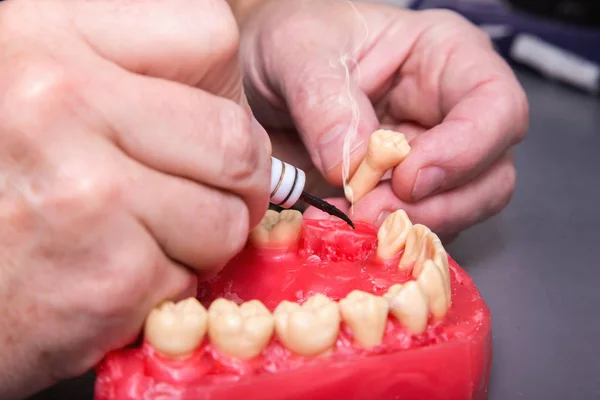 Mani da uomo che lavorano con ceretta elettrica in modalità dentale a cera rossa — Foto Stock