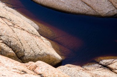 Kırmızı kaya parçası su ile