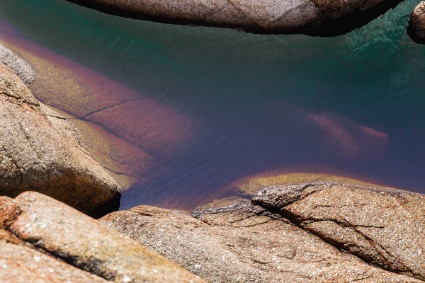 Фрагмент красной скалы с водой — стоковое фото