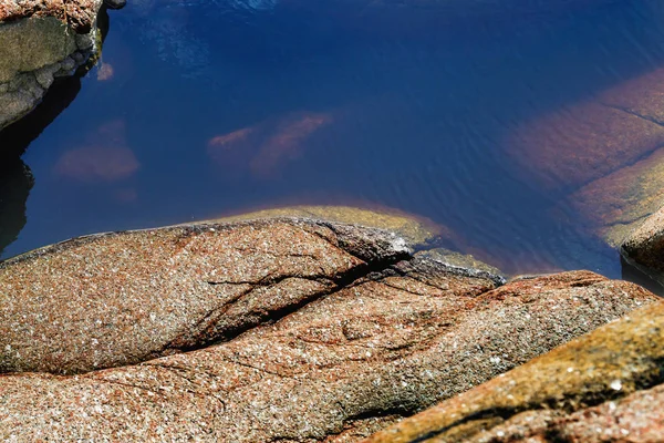 Red rock fragment with water — Stock Photo, Image