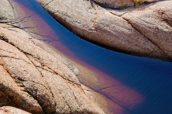 Fragmento de rocha vermelha com água — Fotografia de Stock