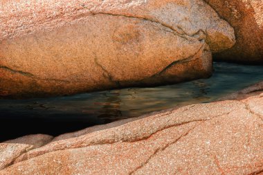 Kırmızı kaya parçası su ile