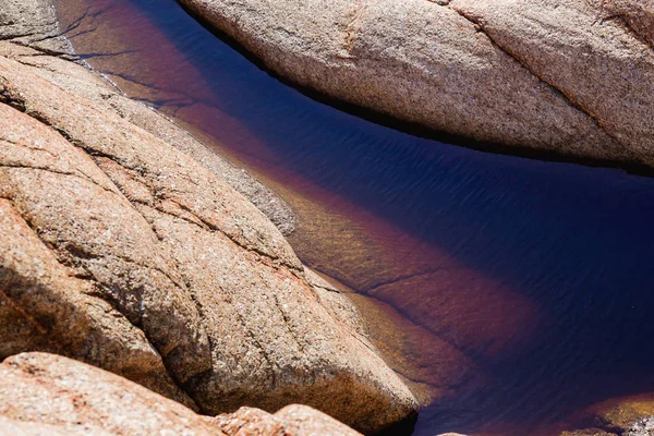 Röda Sten fragment med vatten — Stockfoto