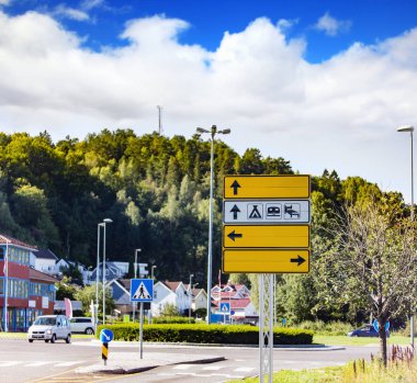 Kavşaklarda, bağlantılarla yol işaretleri