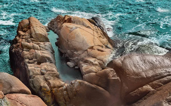 Красивое бурное побережье с мокрыми камнями — стоковое фото