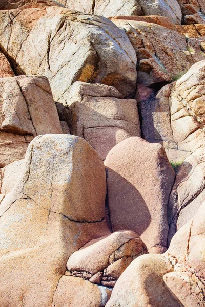 Fechar o fragmento de rocha rachada — Fotografia de Stock