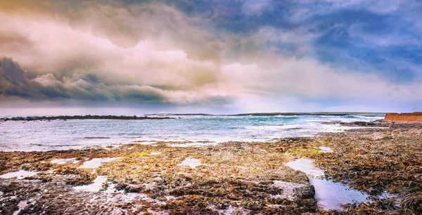 Westkust van Ierland op stormachtige lentedag — Stockfoto