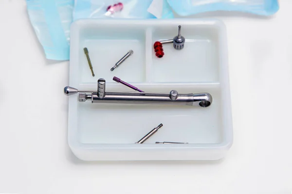 Dental implant araçları beyaz plastik bir kutu içinde — Stok fotoğraf