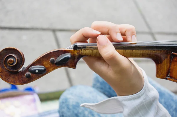 Meisje de hand op een viool Snaren — Stockfoto