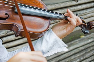 Kızın ellerinde keman dizeleri 