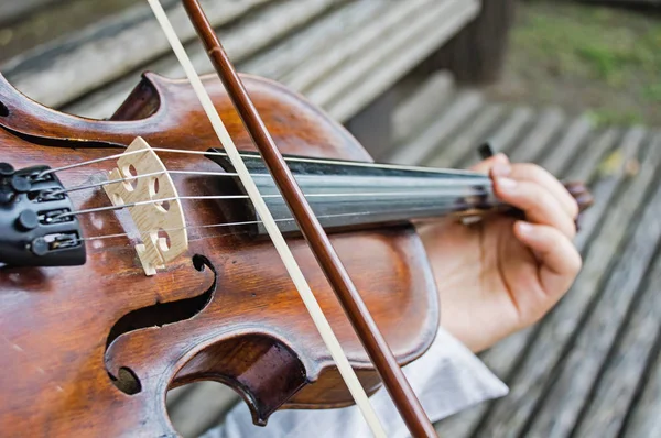 Kızın ellerinde keman dizeleri 