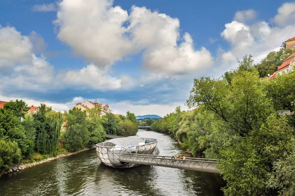 Rzeki Mur z sztuczna wyspa na rzece pływające platformy — Zdjęcie stockowe