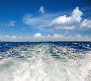 Suda ıslatın ve beyaz yelkenli gemi bıraktığı iz