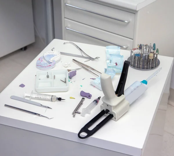 Σύριγγα σπρέι και άλλα εργαλεία στον πίνακα οδοντίατρος — Φωτογραφία Αρχείου