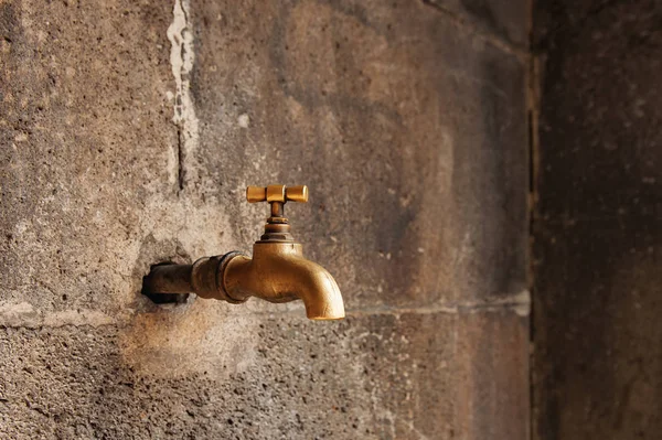 Antik Bakır su dokunun