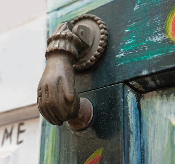 Porta antiga batedor — Fotografia de Stock