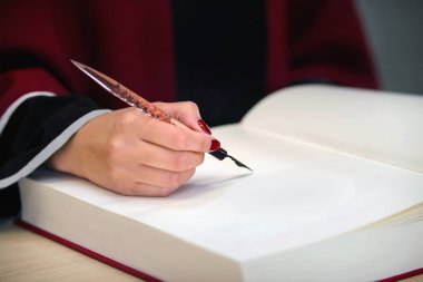 Kadın eli ile eski kalem