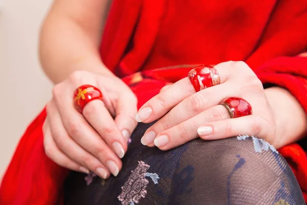 Gambe da donna con belle calze e mano con anello rosso — Foto Stock