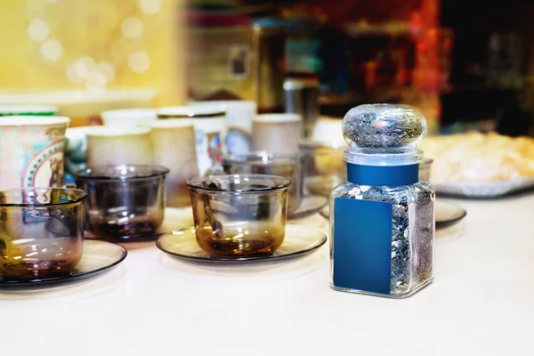 Frasco Vidro Pequeno Com Chá Seco Várias Xícaras Vazias Para — Fotografia de Stock