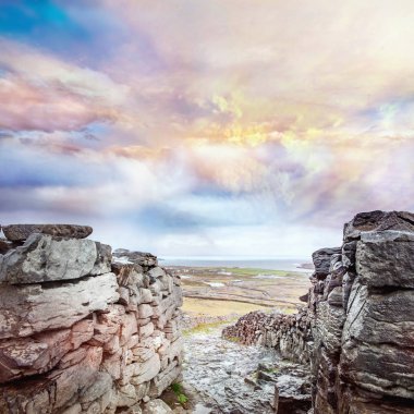Parça, parça, Connemara Milli Parkı ile taş çit