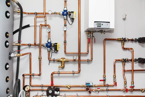 Isıtma sistemi bakır borular, vanalar ve diğer ekipmanlar ile