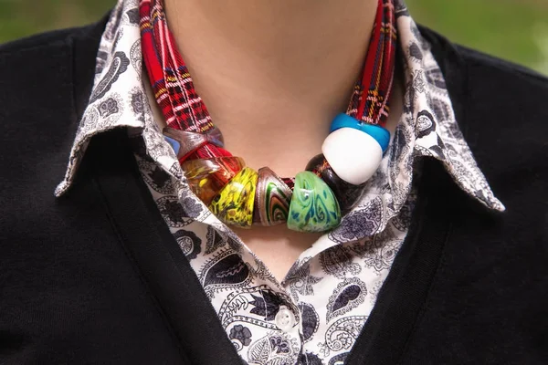 Mujer caucásica jalá cuello con collares de colores — Foto de Stock