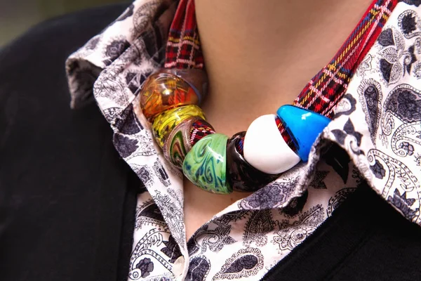 Kaukasiska kvinna s hals med färgglada halsband — Stockfoto