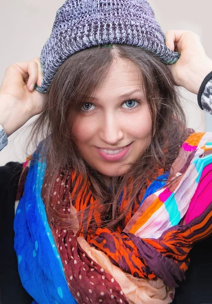 Mujer joven con bufanda de colores y gorra gris —  Fotos de Stock