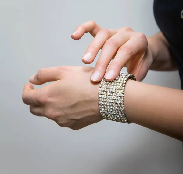 Frauenhände mit glänzendem Armband — Stockfoto