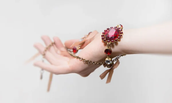 Frauenhand mit schöner roter Halskette — Stockfoto