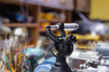 Bulanık atölye arka planda mikrometre