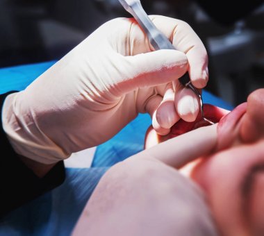 Diş hekimi hastanın diş hijyen yapma