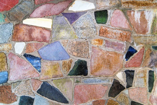 Färgglada olika stenar i en mur — Stockfoto