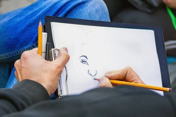 Manos de hombre con lápices dibujando retrato de mujer — Foto de Stock